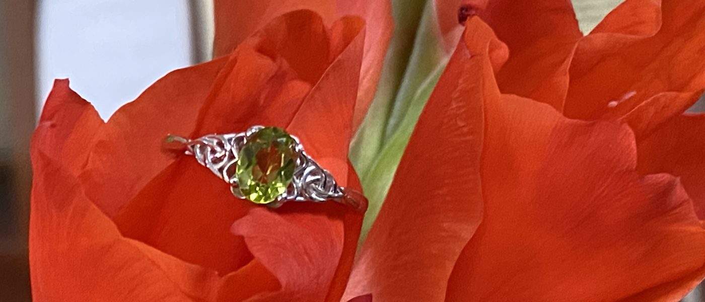 AUGUST’S BIRTHSTONE: THE VIBRANT PERIDOT